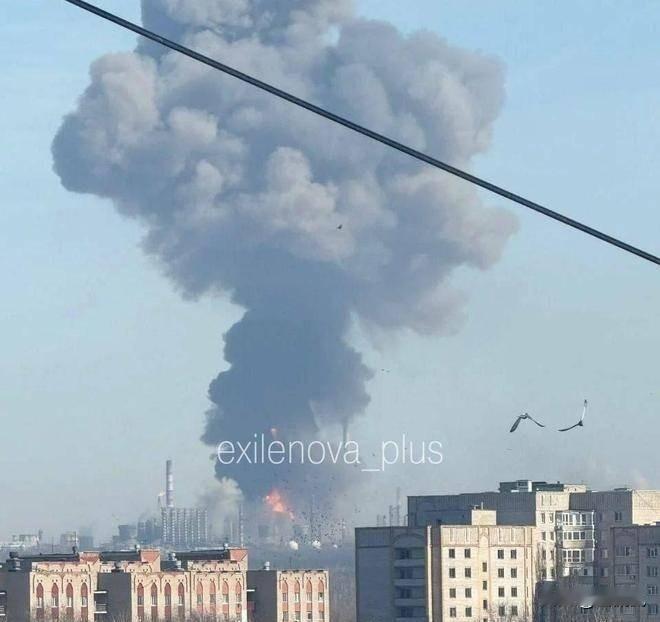 今日凌晨乌克兰出动大批无人机，对俄罗斯内陆纵深发起集群空袭，鞑靼斯坦下卡姆斯克市