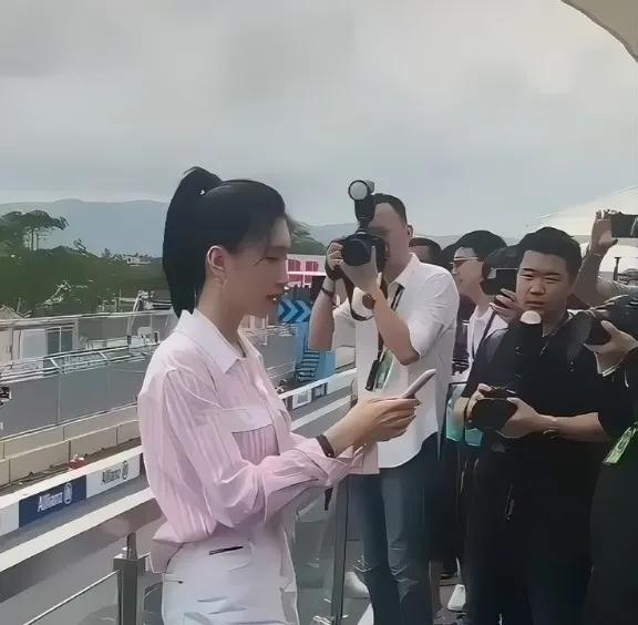 江疏影真的很美，气质清冷又温柔，笑起来眼睛弯弯的，可爱，谁说她这样的御姐范就不能