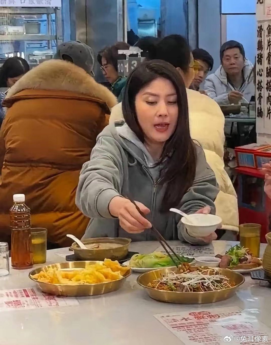 原来陈慧琳也吃大排档，太真性情了 ​​​