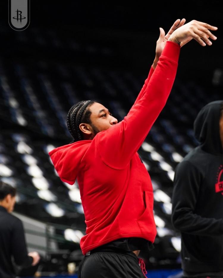 火箭队的戴维森，签的是双向合同，但直到现在他的合同也没有被转正。戴维森本赛季表现