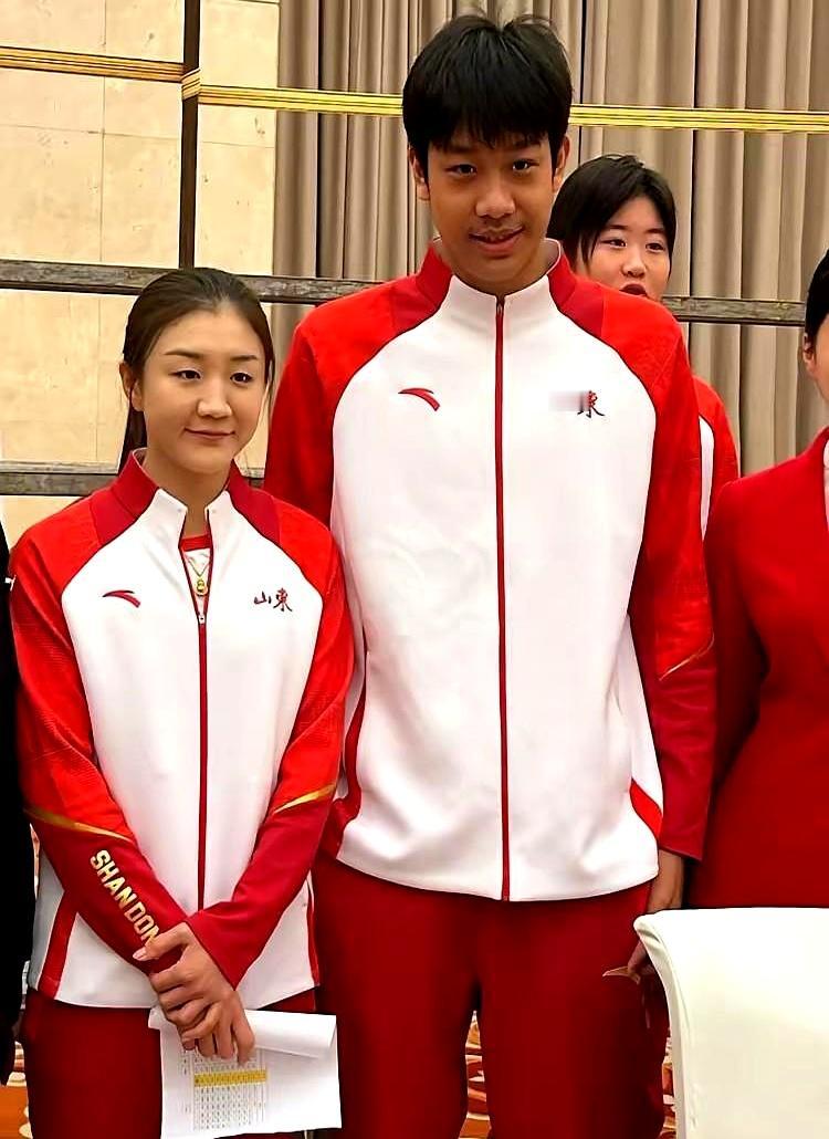 大家都喊陈梦“大梦”，结果一张合影直接给喊成了“小梦”！
 

当1米67的乒乓