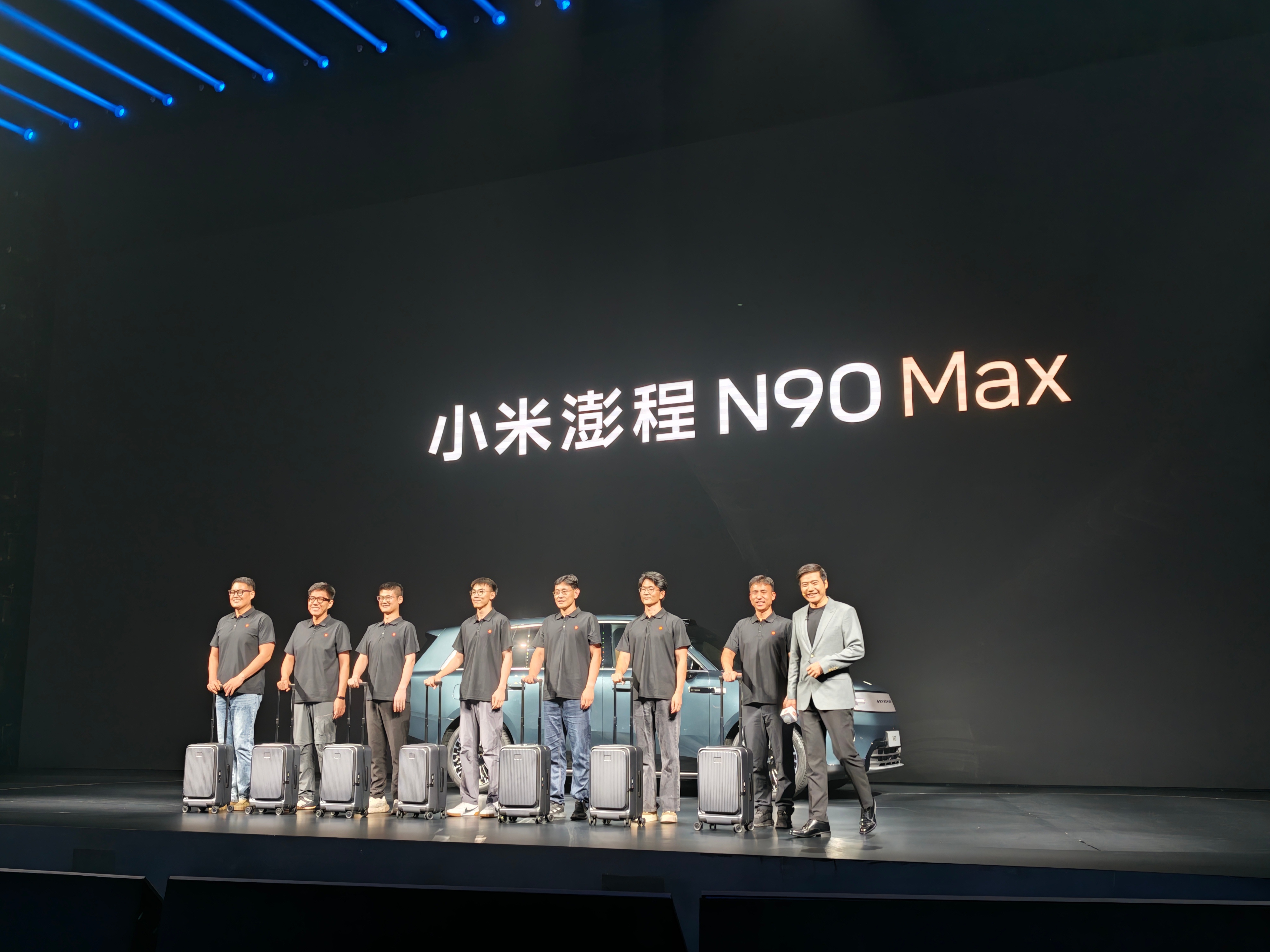 小米澎程N90实车来了，雷总表示很开心而且车上还下来七个大汉