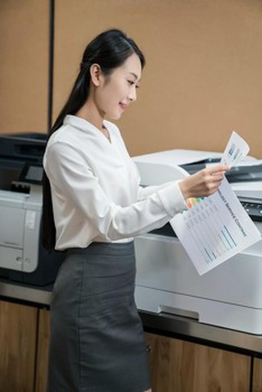 四川一女子打印资料后要求店员帮忙归类整理，店员解释事先已经告知，只负责打印，女子