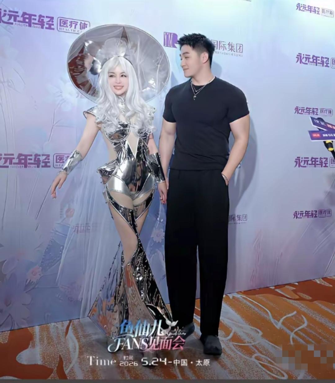 于文红和现任小男友把日子过成了形影不离的神仙眷侣，走到哪儿都像个连体婴似的！
