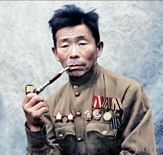 1941年，一个身材矮小的木匠进了苏联红军，当了个火头兵。谁都没想到，这个俄语都