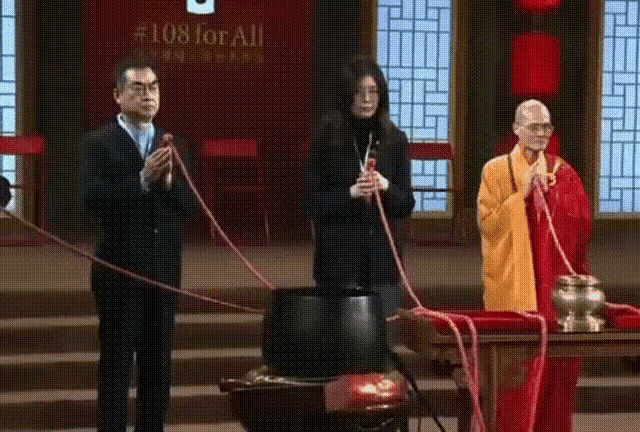 除夕祈福，郑丽文遇到灵异事件。
但是作为信奉唯物主义的我们，我只看到了“大楚兴，