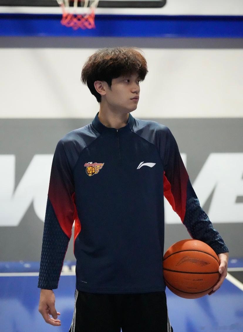 CBA各球队新赛季长袖T恤出炉，半拉链的款式，广东队以深蓝色为主色调，袖子上有红