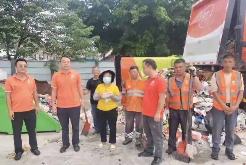 10万现金被当垃圾扔掉，环卫工翻10吨垃圾帮找回，这事儿听着像电视剧里的情节，可