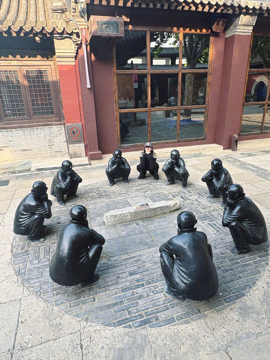 分不清迪丽热巴是小猫还是雕塑迪丽热巴模仿街边雕塑 迪丽热巴模仿街边雕塑 ​​​