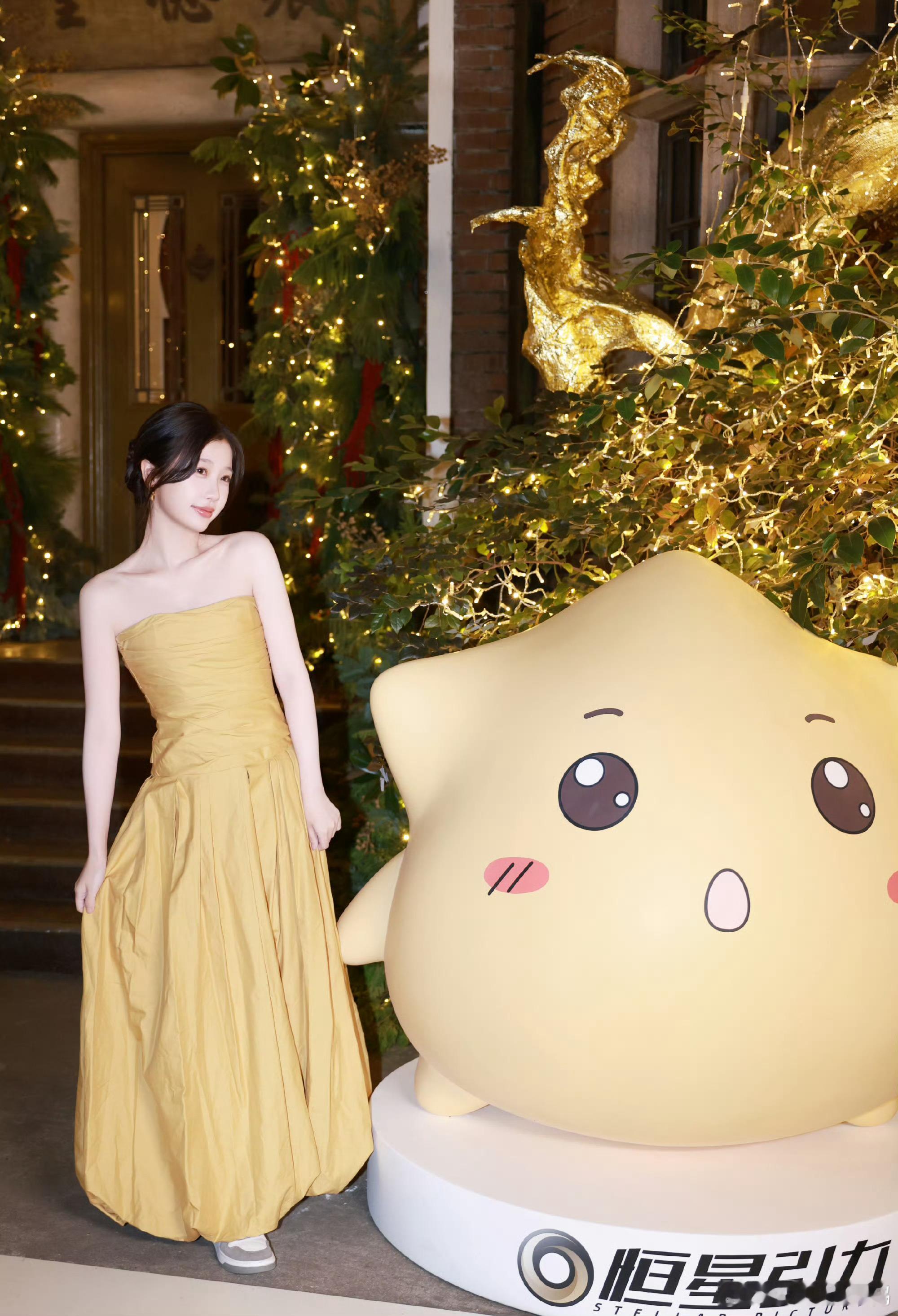 虞书欣礼服下面穿的是运动鞋 