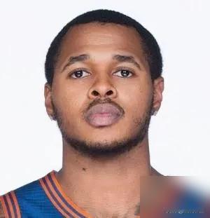 4场比赛，3.8分，0三分。
杨鸣挥刀，裁掉了被称为队史最水的外援亨特。场上跑