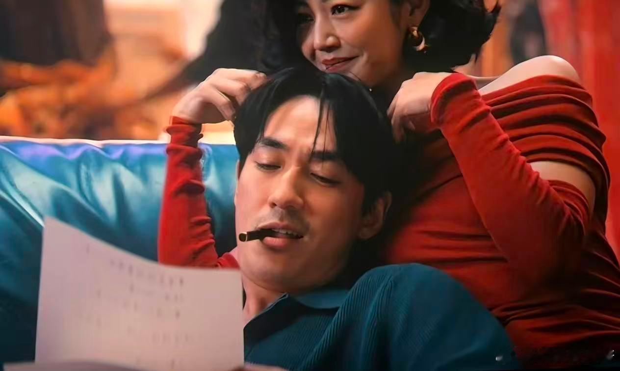 我发财了就带对象这么花万梓强的暴富花销名场面氛围感十足，开香槟换大房子，精美礼服