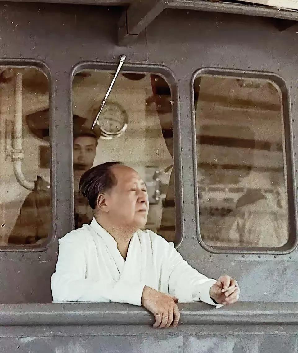 毛主席珍贵的一张老照片。
这是一张1966年，毛主席冬泳休息时站在长江渡轮上，眼