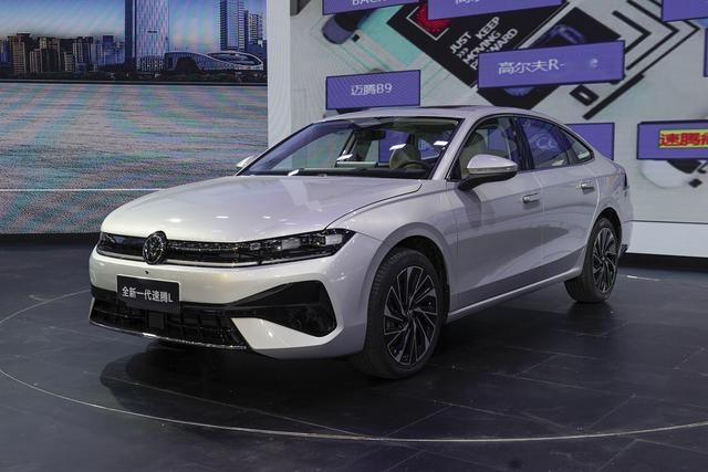 速腾来自一汽-大众，定位紧凑型轿车，属于A+级市场标杆车型。2025成都国际车展