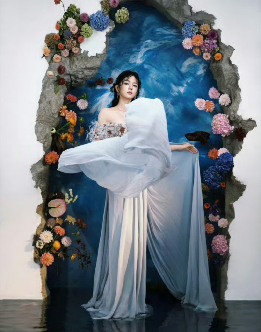 周也这组图真的像从油画里走出来的神女静静站着就很有画面感 