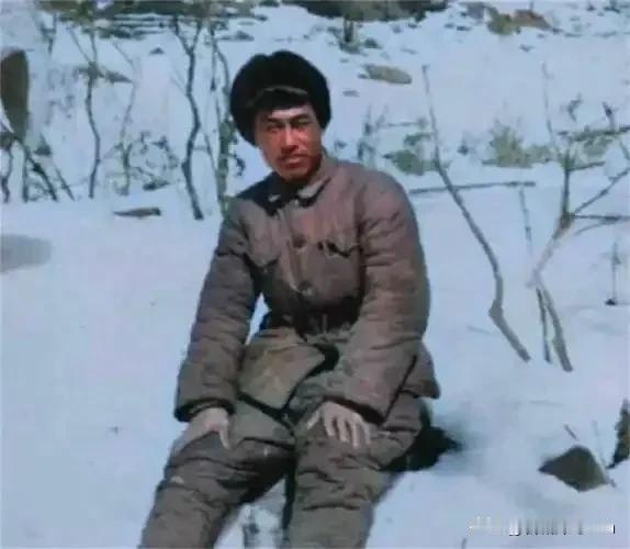 1950年，剿匪途中，一名解放军战士不幸被俘，土匪头子见他年轻，想收编他，他宁死