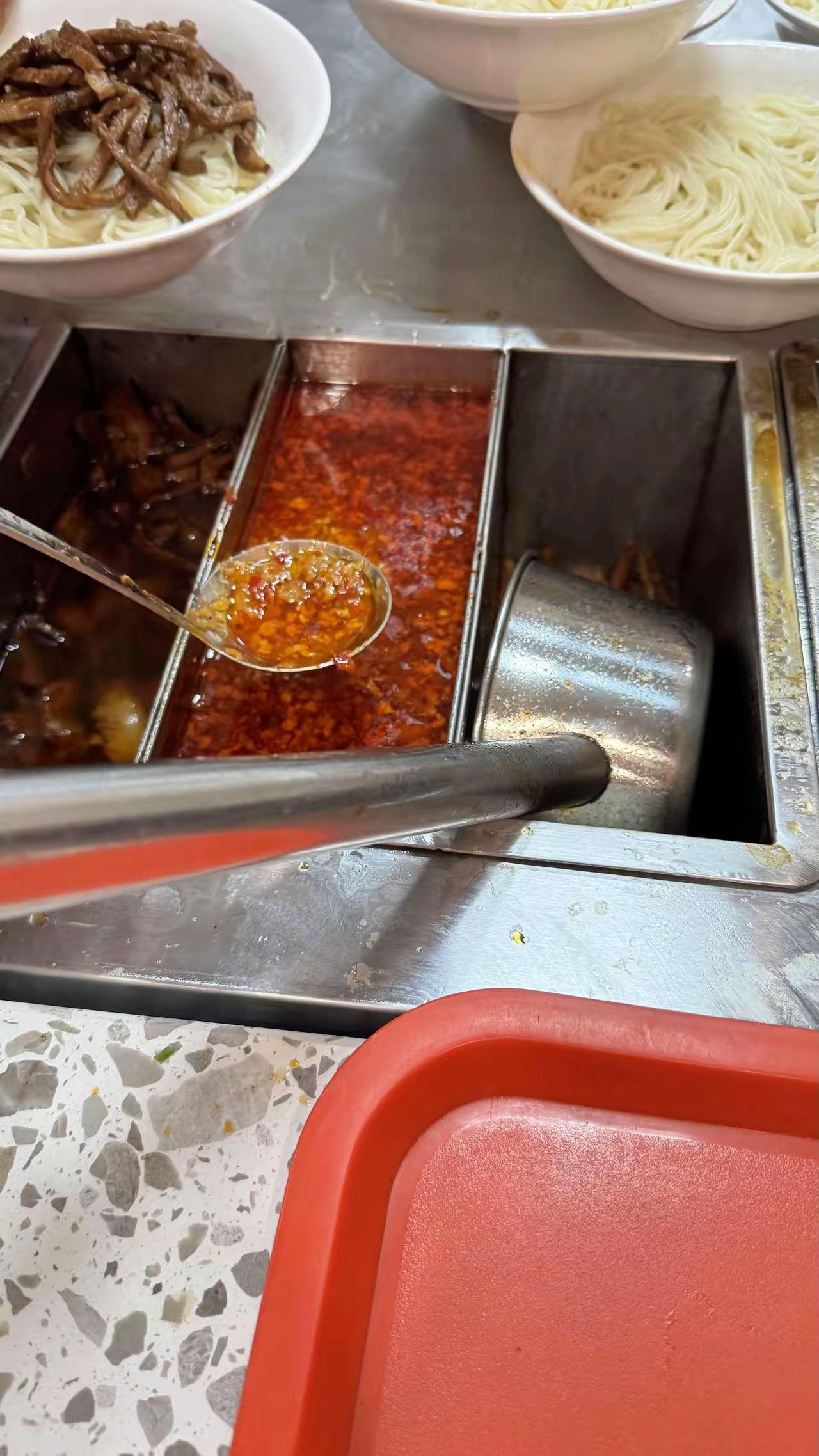 🏮灯影里藏着老味道！四字招牌烫金如琥珀，檐角勾着馋虫🐉。烟火人间，不过一碗热