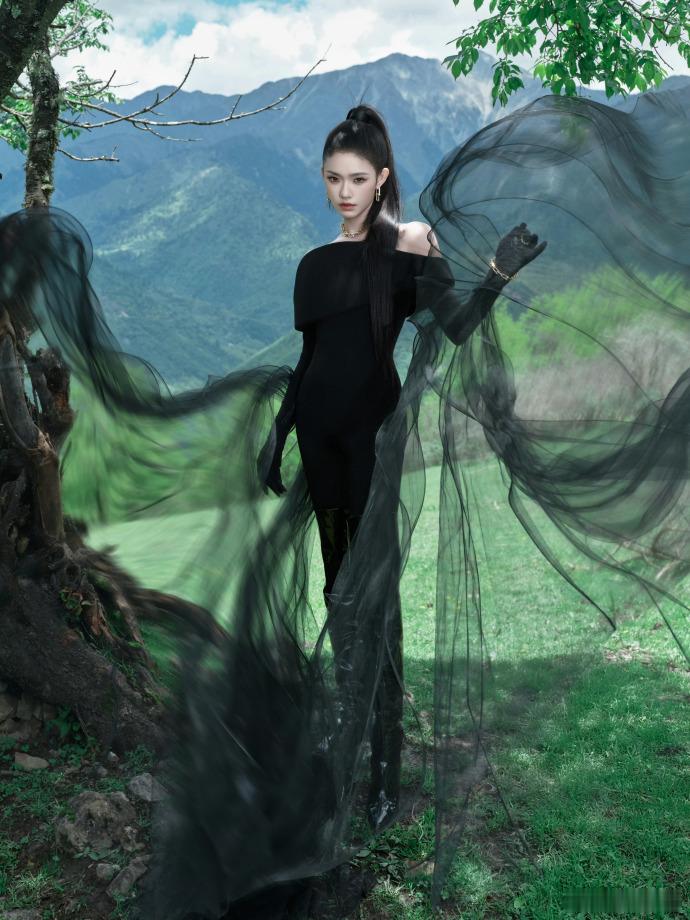 林允VOGUE礼服是裤子 谁懂啊！黑纱裤礼服又美又帅，随风飘动的样子，真的又灵动