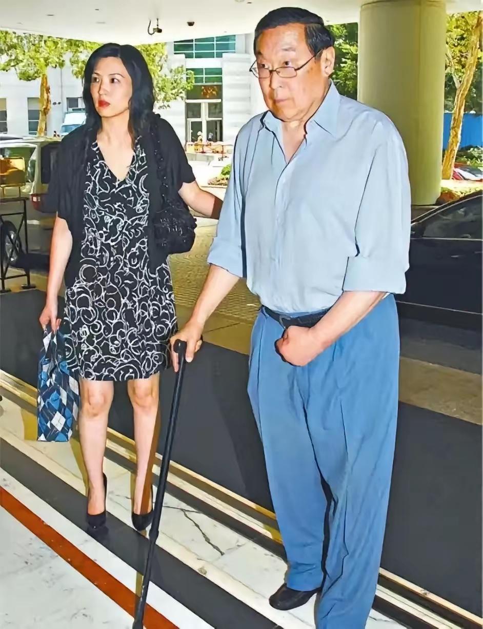 香港最强"忍者"原配：丈夫外面女人换了一茬又一茬，何莉莉不吵不闹不离，熬了40年