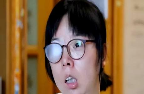 床头支着键盘时，右手食指像钉子，一下一下砸在字母上，血泡贴着创可贴，仍不肯停。