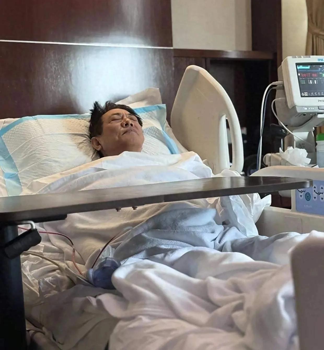 62岁的李连杰在社交平台分享了自己躺在病床上的照片，称正经历“无常的试炼”。
