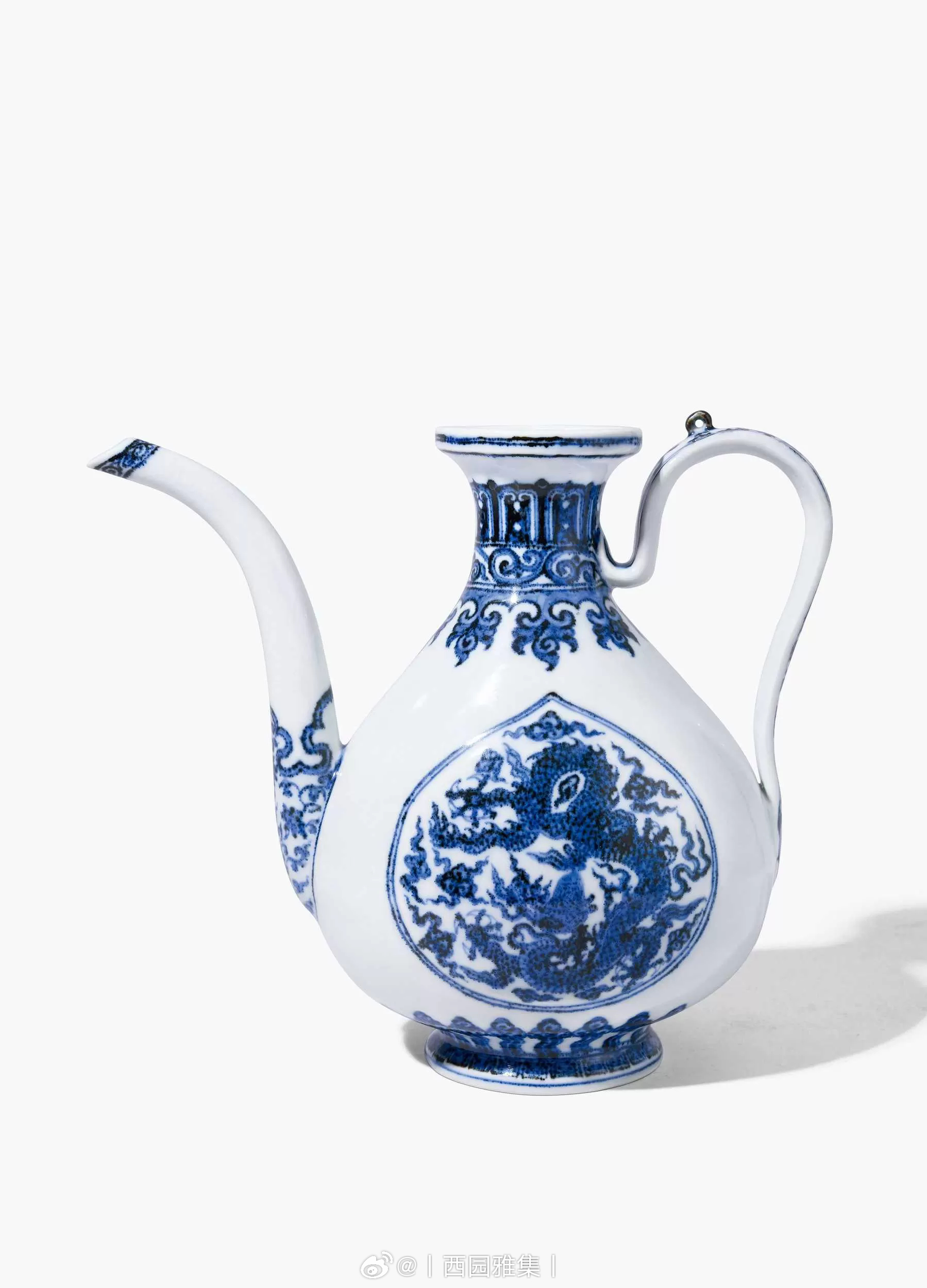 明永乐 青花云龙纹执壶明代永乐时期，景德镇御窑生产在前朝的基础之上，取得了空前的