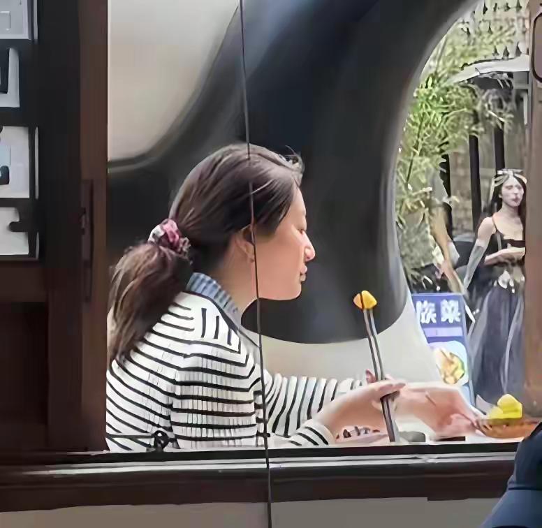 宗馥莉出行都不见有家人陪着，女强人如她，想有个幸福的家不容易。自古以来成功男人职