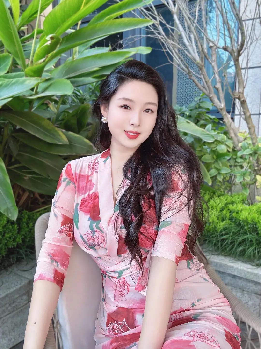 你的笑容甜美动人，红唇轻启间仿佛能融化世间所有的冰冷与坚硬；眼神清澈明亮，像是藏