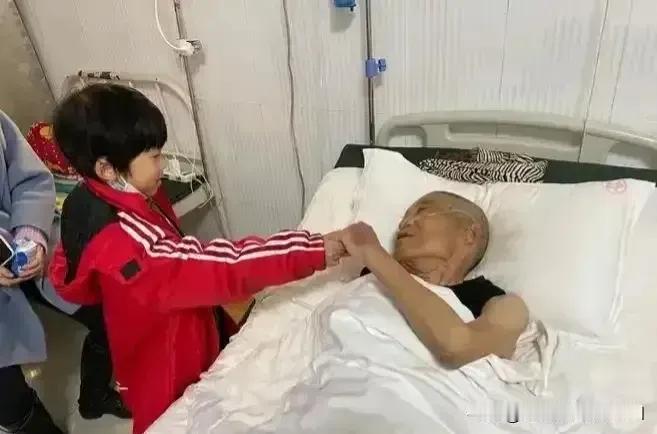 开车路过一个乡村小道，看到一个不到十岁的小男孩扶着一个老人在路边拦车。我停下车问