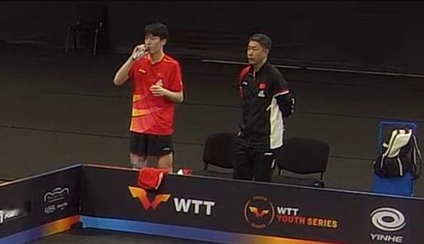 温瑞博场外刘恒这腿上怎么上肌贴了 