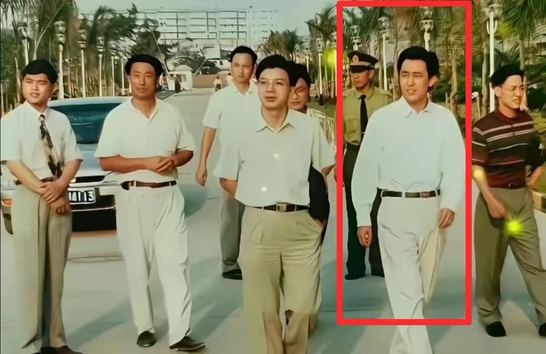 许家印年轻时也是一表人才，心怀壮志！

90年代，南方大地的建筑业正如雨后春笋般