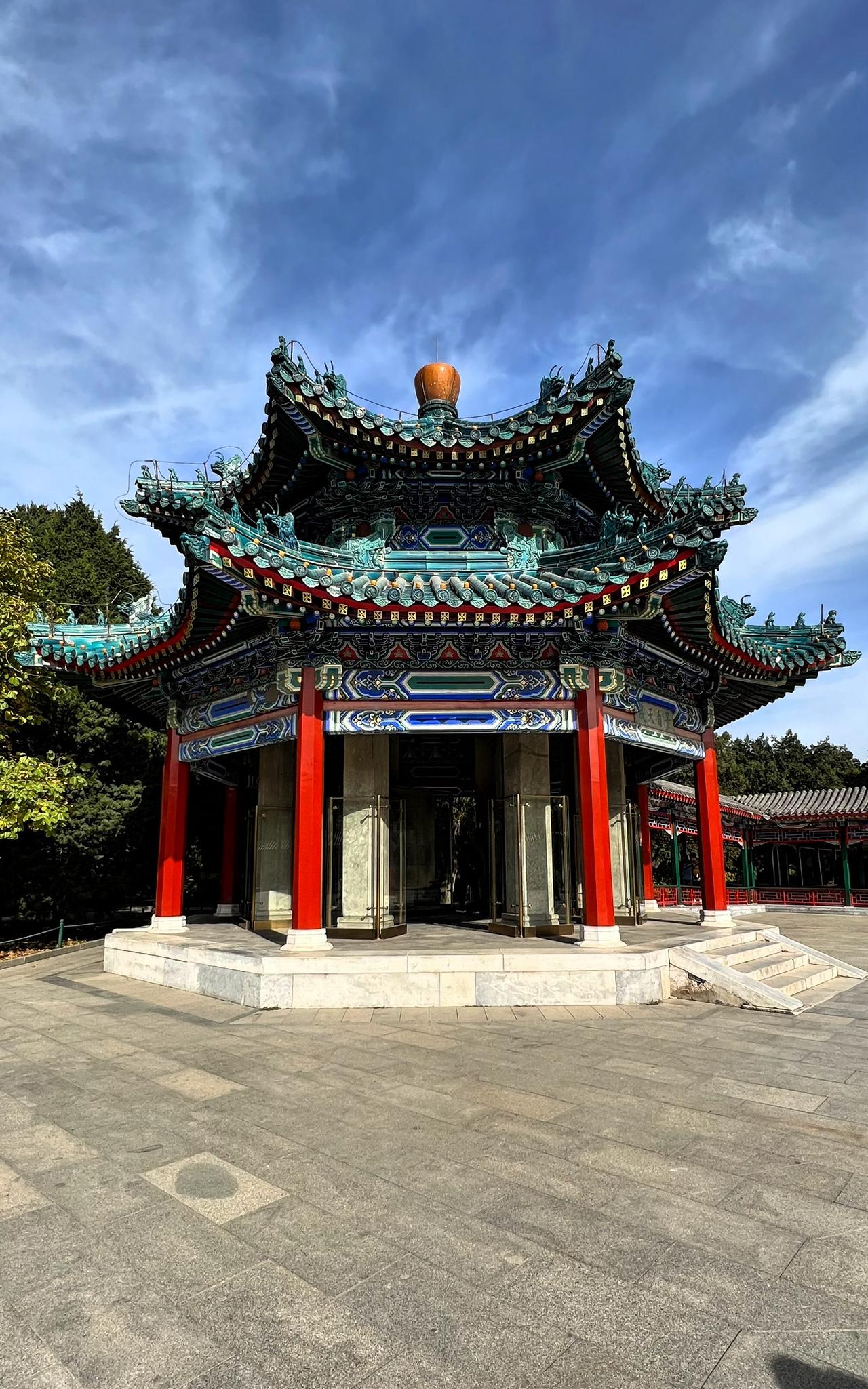 【原创】北京中山公园：楼阁耸翠瓦，云霞映碧空。