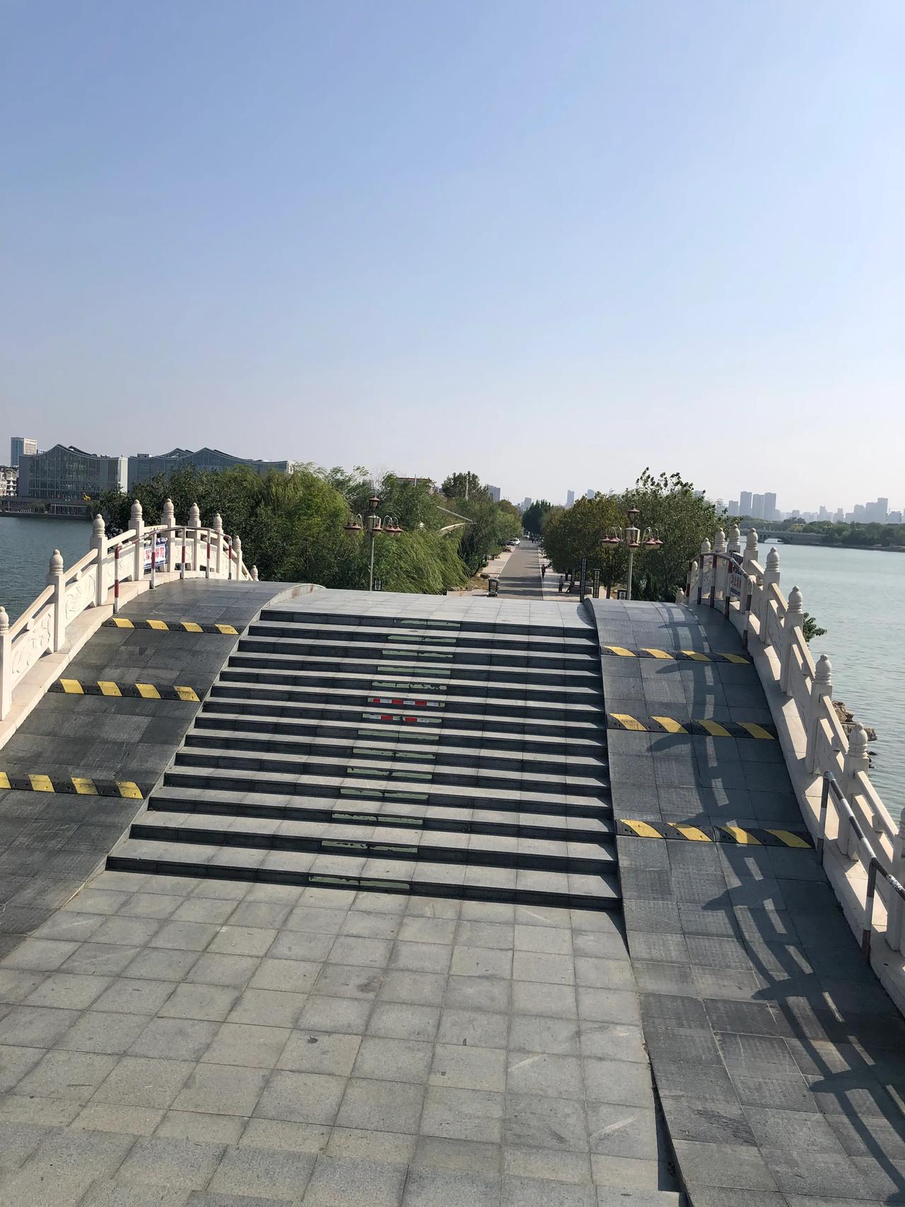 今天贴对联的有三户
今天腊月二十五
明天腊月二十六
贴对联也可以
后天雨夹雪就降