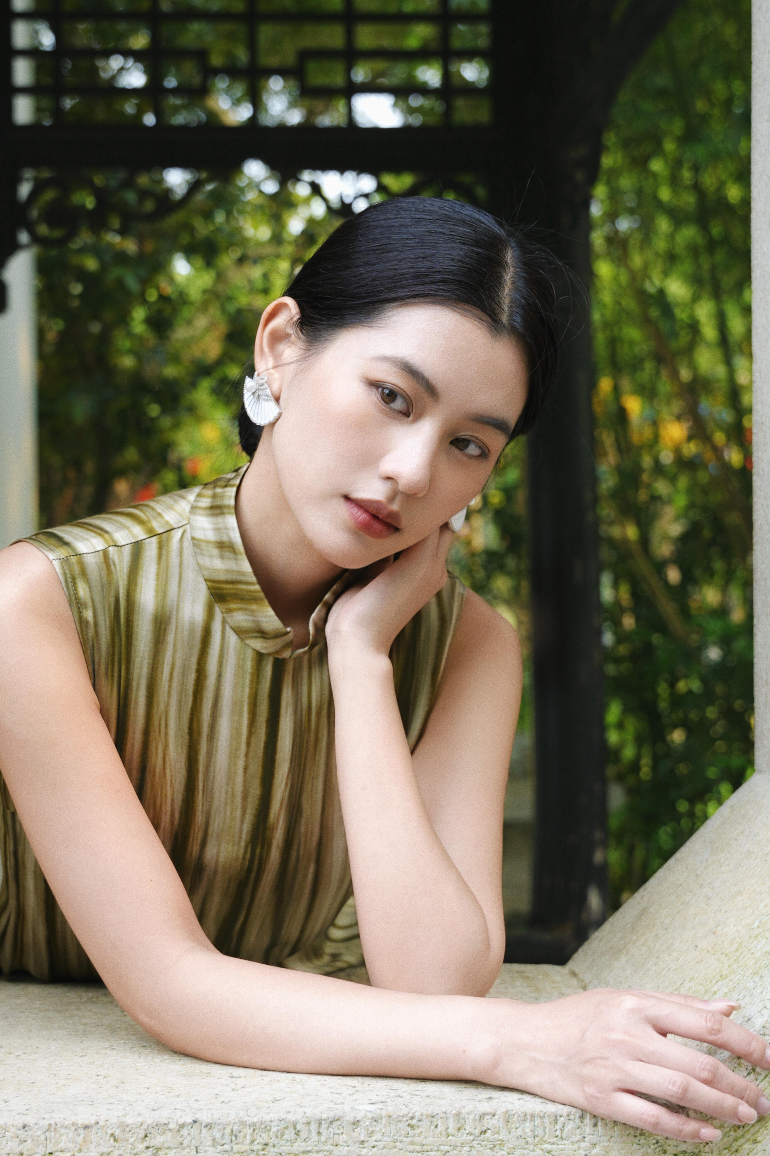 MOH OOTD | 扇影轻扬，诠释雅致东方韵律耳饰扇形曲线沿弧度温柔展开诠释了