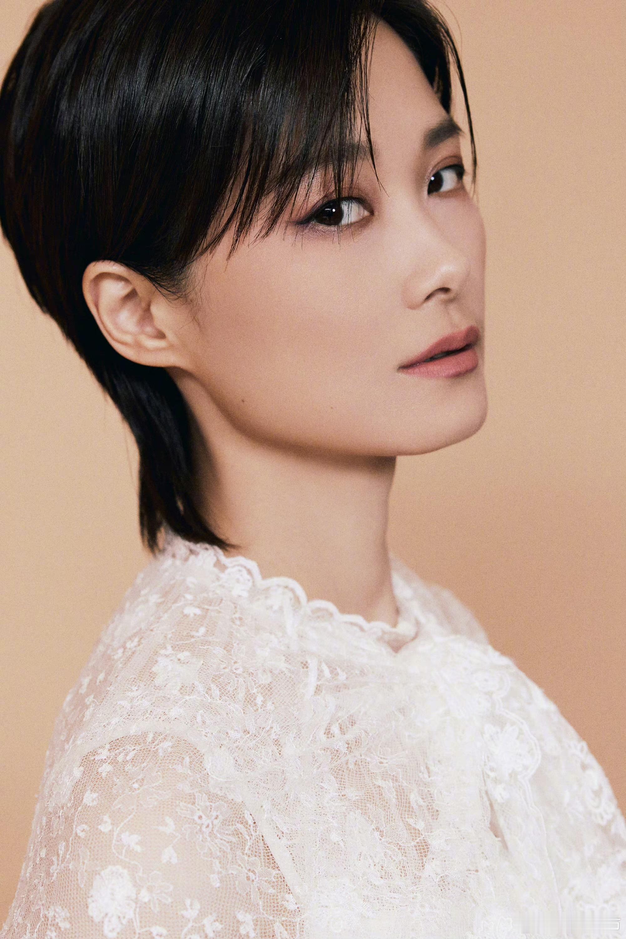 #李宇春波西米亚蕾丝衬衣# 百花奖终于来啦！惊喜亮相，真不愧是时尚女王，即使是波