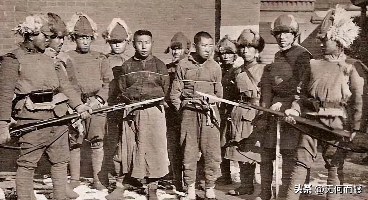 被捕的这两个人，虽然身体长得很结实，但是最终他们也没有逃出日本鬼子的魔掌，这两个