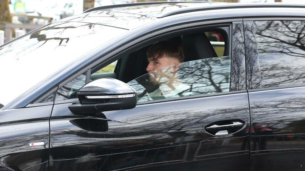 🚗倫納特·卡爾昨天從奧迪公司領到了他的車，在拿到駕照並年滿18歲後，第一次獨自