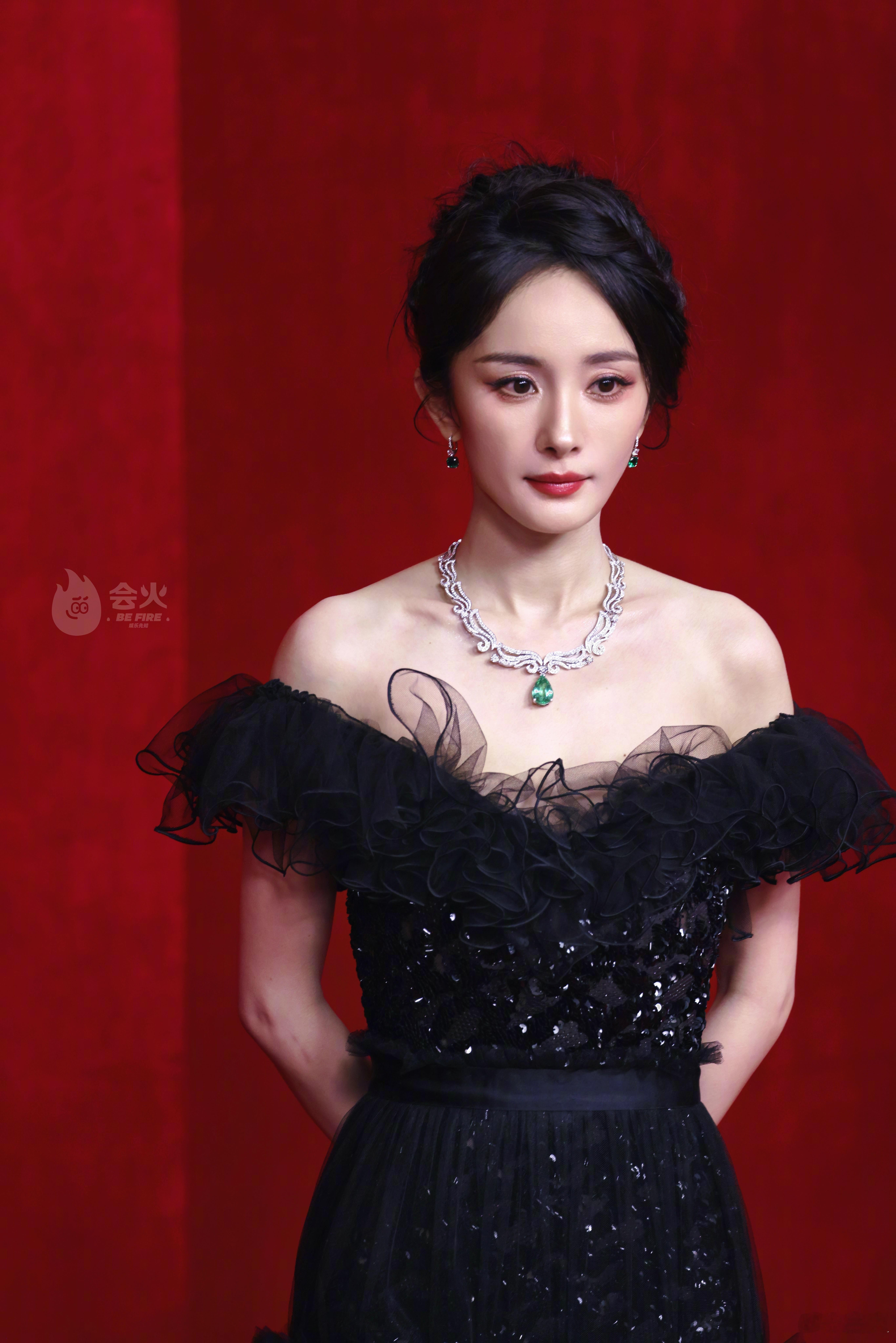 杨幂躲镜头杨幂时尚芭莎红毯生图合辑📷 ​​​