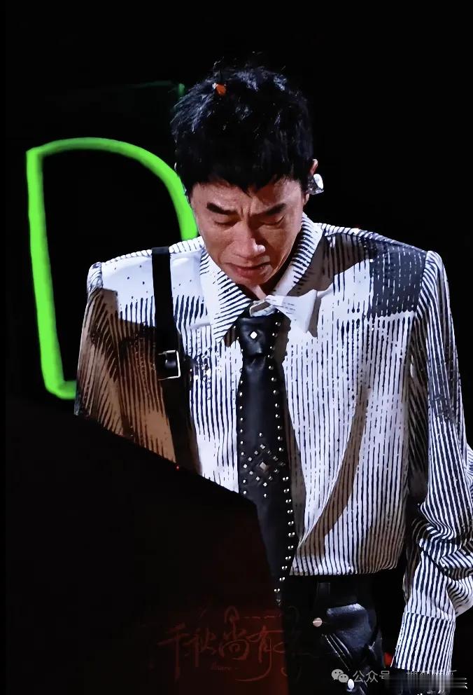【巡演首站舞美翻车还被骂上热搜？他老婆一句话就把舆论给盘活了！】6月20日晚，陈