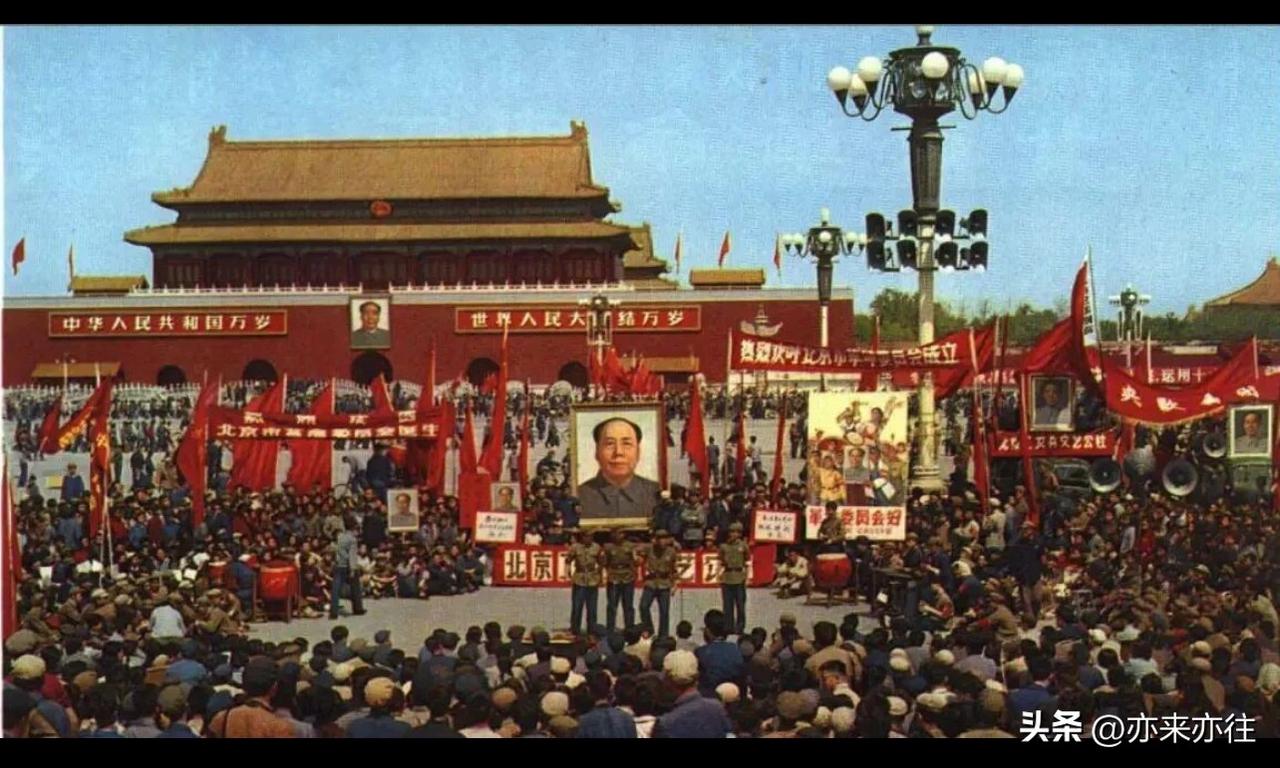 老照片欣赏：  摄于上世纪  1967年 ，北京，天安门广场