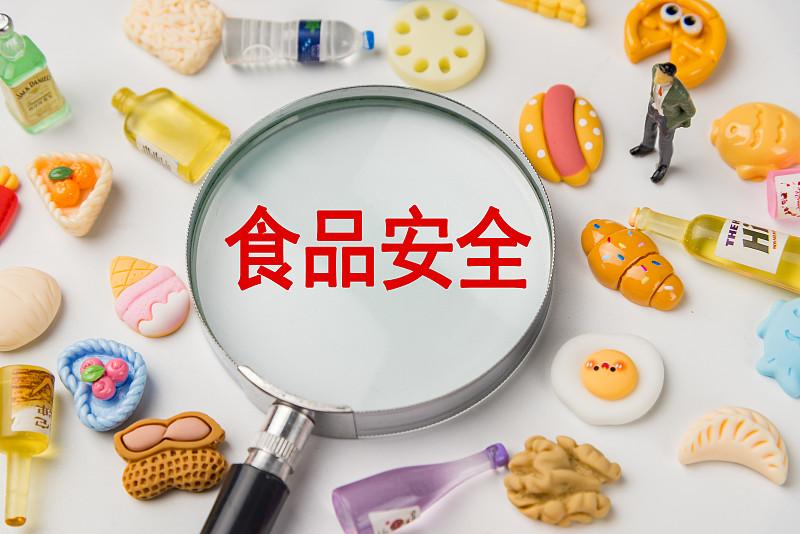 必须支持对食品安全违规者施以重罚！食品安全直接关系到咱老百姓的身体健康，容不得丝