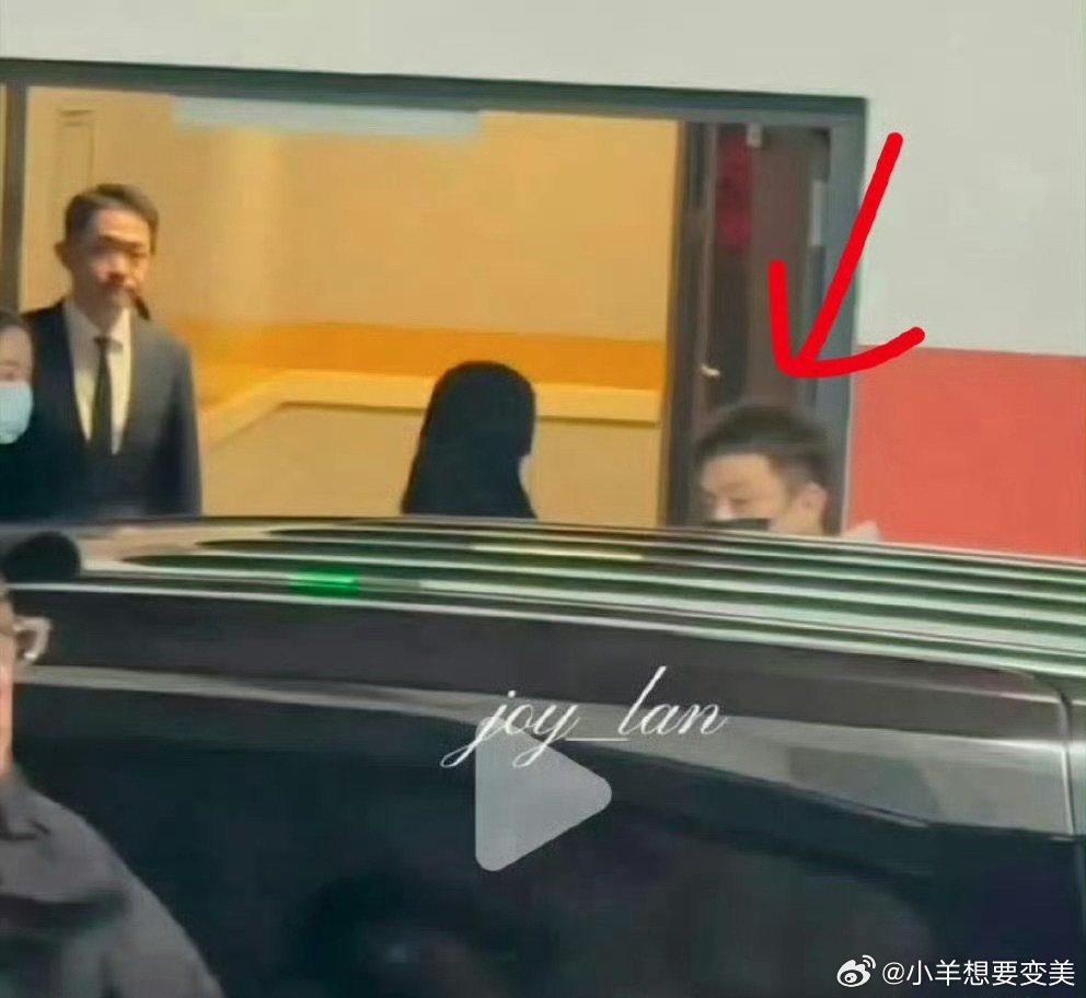 迪丽热巴新经纪人郝阿三上岗了热巴离脱嘉又近了一步加油加油 