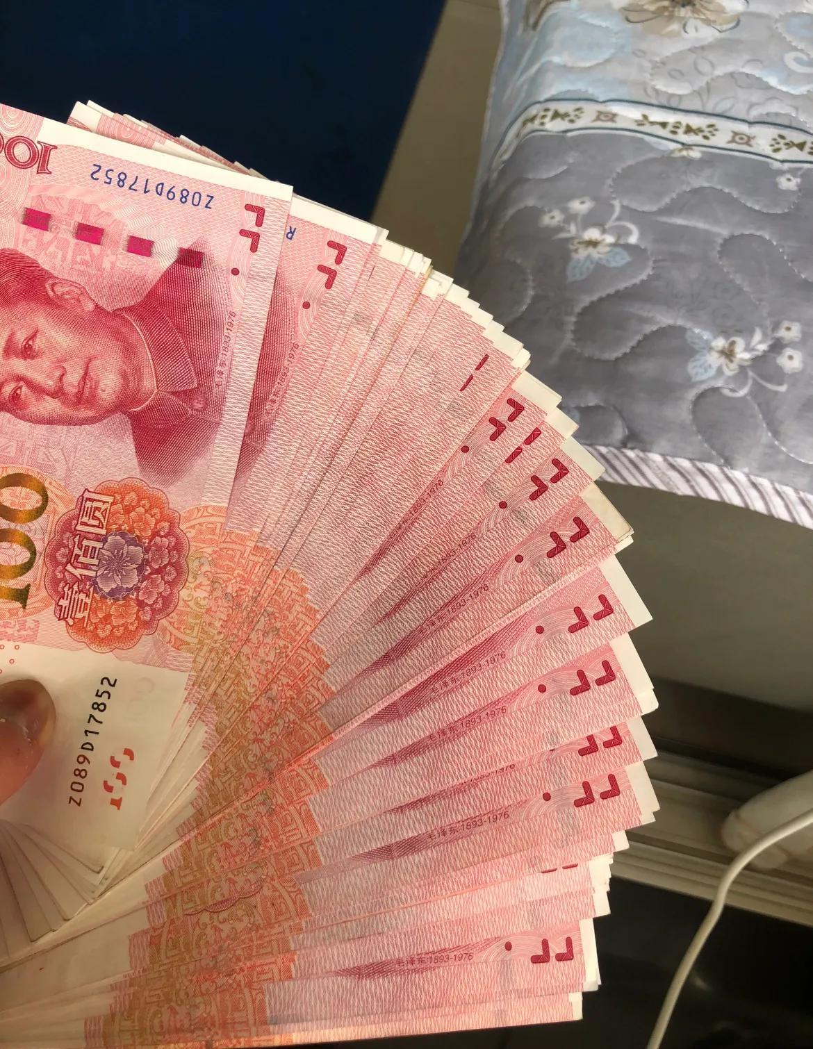 我们邻居，平时见面也就点点头，打个招呼。今天一大早，她急匆匆地敲开了我家的门，张