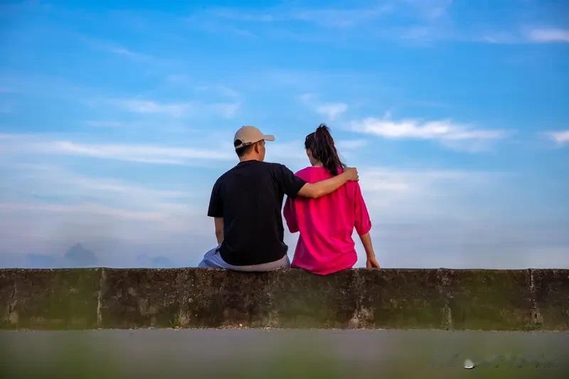 婚外遇到喜欢的人，一般情况都比较复杂。
大家所谓的“生理性喜欢”，其实很多是身体