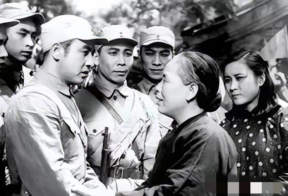 1988年农民朱海清在地里干农活，村长气喘吁吁跑来：“别干了，快回去，你家来了个