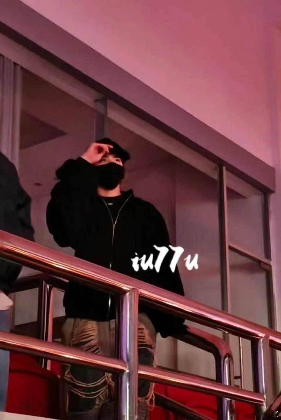 蔡徐坤去看邓紫棋演唱会了 蔡徐坤去看了邓紫棋广州演唱会首场，全副武装也挡不住的帅