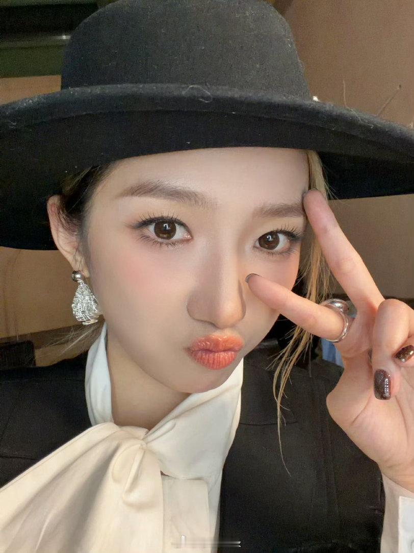 孟美岐恋爱 女明星谈恋爱被骂，男明星谈恋爱被夸。双标也不是一天两天了。 