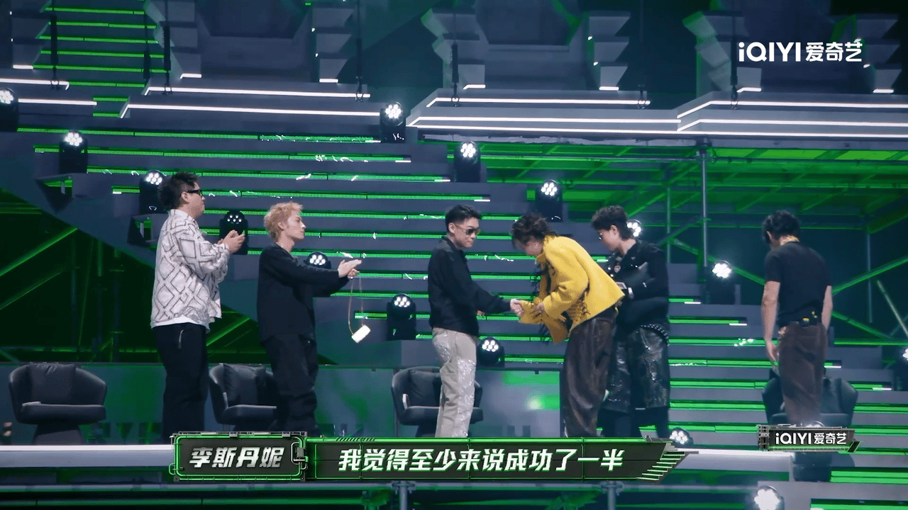 严浩翔夸李斯丹妮唱的rap很主流严浩翔嘟嘴给李斯丹妮竖大拇指说唱巅峰对决2026