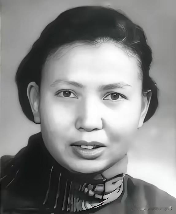 她被活埋前，敌人突然问：认识莫林吗？她答：认识，那个老太婆！

“认识认识，就是