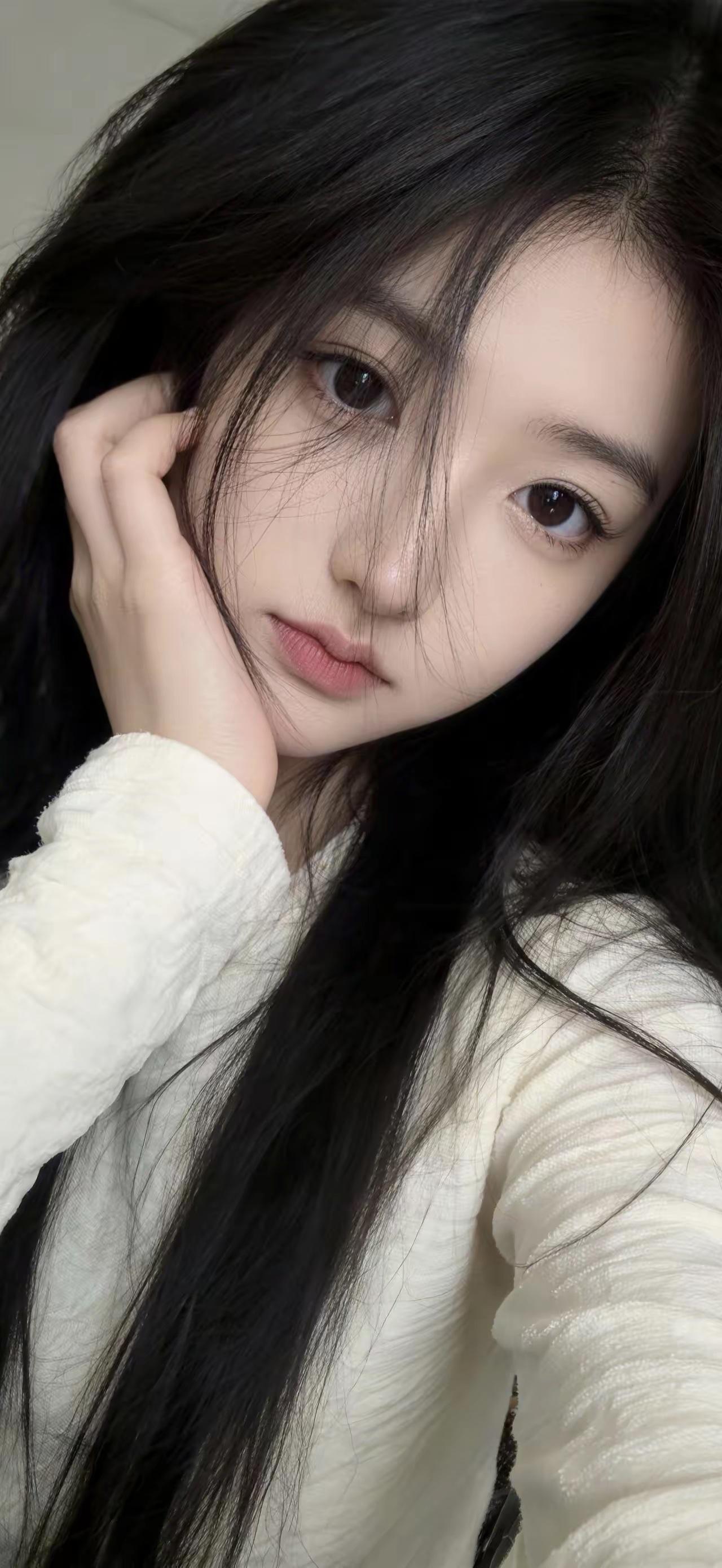 黑发如云遮面纱，静看岁月如流沙。